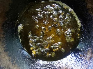 4、#冬日暖心菜#    川香粉丝蒸扇贝,炒锅倒菜籽油，放豆豉炒香。