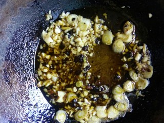 5、#冬日暖心菜#    川香粉丝蒸扇贝,加葱姜蒜炒香。