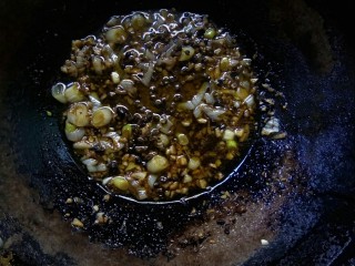 6、#冬日暖心菜#    川香粉丝蒸扇贝,放麻椒炒香。