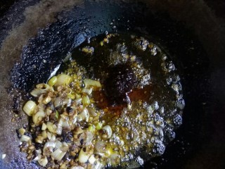 7、#冬日暖心菜#    川香粉丝蒸扇贝,加豆豉香辣酱炒香。