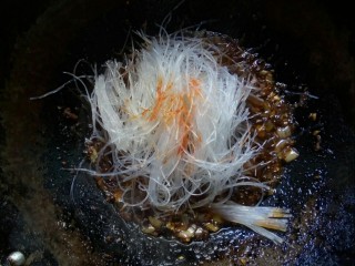 8、#冬日暖心菜#    川香粉丝蒸扇贝,放粉丝拌匀。