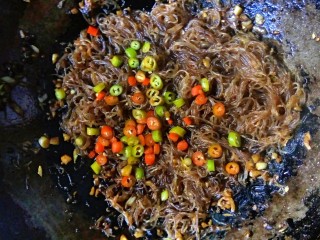 9、#冬日暖心菜#    川香粉丝蒸扇贝,加美人椒粒拌匀。