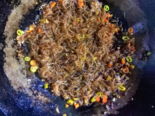 10、#冬日暖心菜#    川香粉丝蒸扇贝,全部炒香后，起锅。