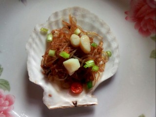 11、#冬日暖心菜#    川香粉丝蒸扇贝,扇贝壳装入炒香的粉丝，缀上扇贝，撒葱花。