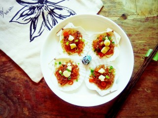 12、#冬日暖心菜#    川香粉丝蒸扇贝,川香粉丝蒸扇贝端上餐桌。