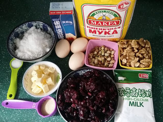 1、果仁大列巴,备好坚果和其它食材