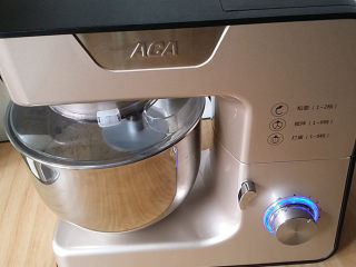 2、果仁大列巴,将主料除黄油以外的食材放入厨师机开始和面