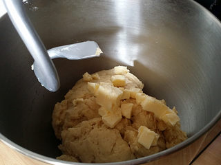 3、果仁大列巴,揉至粗略成团后加入黄油，再揉至完全融合