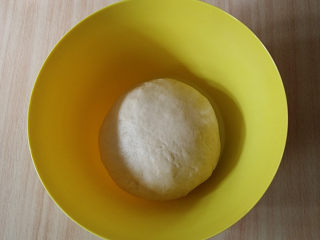 4、果仁大列巴,取出面团大致搓圆放入盆中盖上保鲜膜