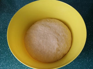 5、果仁大列巴,送至温度湿润处发酵至2.5倍大