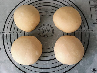 6、果仁大列巴,按总重量平均分成4个面团