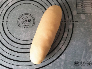 10、果仁大列巴,从最下面往上卷起，切记：要卷紧实些