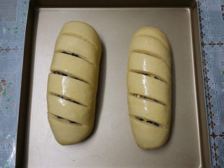 12、果仁大列巴,取出先斜切几道列口，再表面刷蛋液