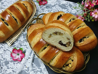 16、果仁大列巴,表面脆硬，内芯香甜