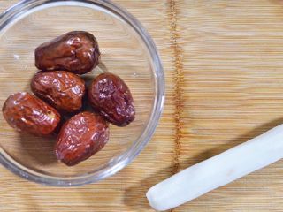 2、快手美食-山药红枣泥,食材的准备非常简单，只需要一根山药和几颗红枣。