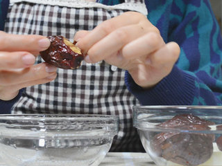 5、快手美食-山药红枣泥,蒸好的红枣，趁热去皮（这时候比较容易剥），去掉枣核。