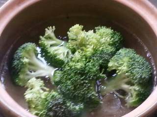 2、家庭版_意式杂炒牛肉饭,西兰花洗干净后、石锅中加入些水1点油煮开放入西兰花焯熟即捞出。