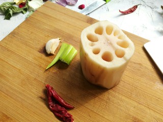 1、炝炒莲藕,准备好所需的食材,莲藕去皮洗净。干辣椒选不辣的那种,莲藕本身是清热生津的,辣椒太辣会抵消这种作用。