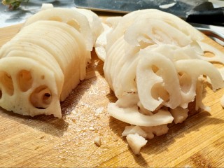 2、炝炒莲藕,莲藕切薄片。