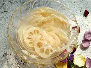 3、炝炒莲藕,切好的莲藕要立即放到清水里浸泡,防止氧化。