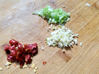 4、炝炒莲藕,辣椒,葱蒜切末。