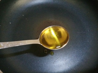 5、炝炒莲藕,锅里放入1勺油。