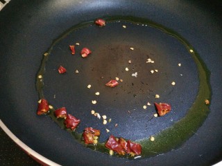 6、炝炒莲藕,油温3成热时加入干辣椒小火慢慢煸香。