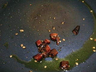 7、炝炒莲藕,等辣椒煸到开始变黄,再开始变黑的时候把火停一下。