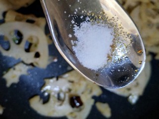 11、炝炒莲藕,加入适量盐调味即可出锅了。
