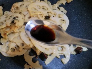 10、炝炒莲藕,加入半勺生抽。继续大伙快炒半分钟。