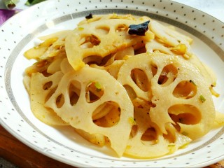 12、炝炒莲藕,一人食炝炒藕片就做好了。