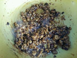 1、#绿色美食#五色蔬菜炸酱面,蔬菜洗净，胡萝卜和土豆去皮。蔬菜可以根据自己的口味来更换。