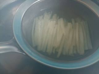 3、#绿色美食#五色蔬菜炸酱面,土豆丝要焯熟，其他的蔬菜不用焯水。（如果换成其他蔬菜，就根据需要焯水。）