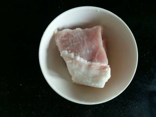 4、#绿色美食#五色蔬菜炸酱面,猪肉一块，我选的是有三分肥肉的。有点肥肉做出来的酱更香。（如果不喜欢也可以用全瘦肉。）