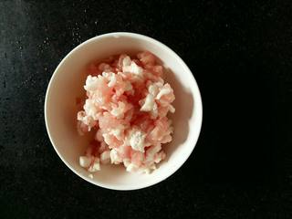 5、#绿色美食#五色蔬菜炸酱面,猪肉切成肉丁。