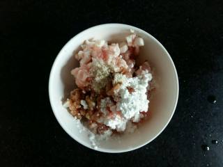 6、#绿色美食#五色蔬菜炸酱面,肉丁里面倒入鸡粉，生抽，老抽，玉米淀粉，抓匀腌制10分钟。