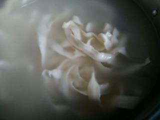 7、#绿色美食#五色蔬菜炸酱面,宽面条开水下锅煮。（当然也可以用其他面条代替。）