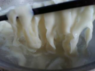 8、#绿色美食#五色蔬菜炸酱面, 面条煮的变透明即可。面条煮好了捞出来过凉水。（过凉水可以防止粘在一起。）