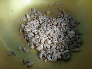 10、#绿色美食#五色蔬菜炸酱面,把肉丁炒变色。