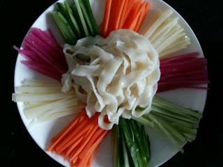 13、#绿色美食#五色蔬菜炸酱面,把蔬菜分别摆在盘子边缘，中间放上面条。