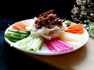 14、#绿色美食#五色蔬菜炸酱面,把酱放在面条上面。