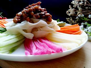 15、#绿色美食#五色蔬菜炸酱面,吃的时候搅拌均匀即可。