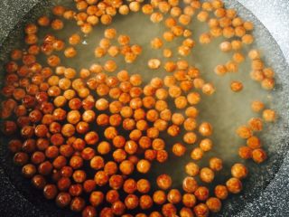 2、香芋珍珠奶茶,锅里倒入珍珠芋圆的10倍水烧开、倒入适量的珍珠芋圆、大火煮20分钟后关火焖5分钟