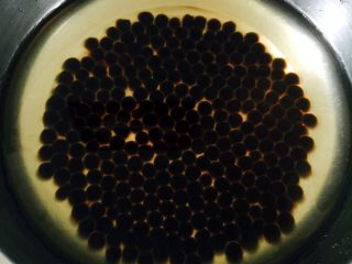 3、香芋珍珠奶茶,煮好的珍珠芋圆用清水洗净后放到冰箱冷藏、随吃随取……