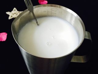 4、香芋珍珠奶茶,一定要是90度以上的水直接把香芋粉冲泡、放凉打上保鲜膜放入冰箱冷藏、随用随取……