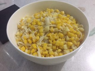 4、玉米粒炒面（拌面）,把锅里的水沥干，把面放在锅里，开小火，再加点水让面保持水分，不容易焦。加炒好的玉米粒，用筷子搅拌起来。等到加的水分差不多没了，加点点盐，搅拌一下就出锅。也可以加其他配料，我喜欢玉米的清香所以什么也没加。