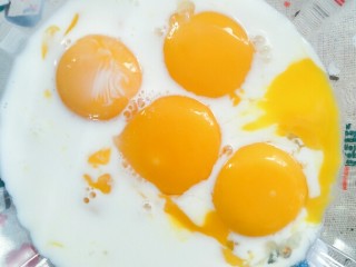 3、补钙的黑芝麻蛋糕,然后取一个盆子分子要无油无水，这个注意下，所有过程用到的容器都要无油无水。鸡蛋蛋清蛋黄分离，然后把牛奶，蛋黄，倒一起拌匀。