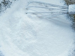 5、补钙的黑芝麻蛋糕,筛入低筋面粉，面粉一定要过筛，然后用翻拌的手法拌匀，如果不明白什么是翻拌亲们可以随意去找个戚风蛋糕的视频，就明白了。其实就类似炒菜，切记不要画圈圈，会起筋的。