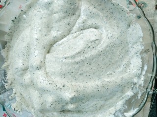 10、补钙的黑芝麻蛋糕,蛋清大概分三次加入就可以了每次都要拌匀后再加入蛋清。