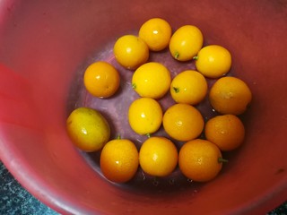 1、通气止咳的蜂蜜金桔,小金桔洗干净